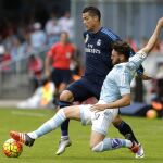 El delantero portugués del Real Madrid Cristiano Ronaldo (i) pelea un balón con el defensa del Celta Sergi Góme