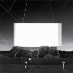 Entre las diferentes series que se pueden ver en la exposición está «Theatres», imágenes de teatros vacíos como si de la caverna de Platón se tratara