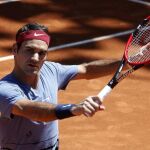 Roger Federer durante el entrenamiento realizado hoy en la Caja Mágica donde prepara su participación en el abierto de tenis Mutua Madrid Open.