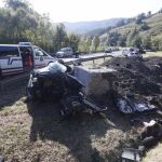 Tres varones de 30, 29 y 19 años de edad han fallecido esta mañana al salirse de la calzada el vehículo en el que viajaban.