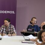 Pablo Iglesias y Pablo Echenique, durante la reunión que han mantenido hoy con los secretarios autonómicos del partido.