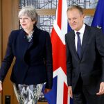 Theresa May y Donald Tusk en la reunión en Bruselas