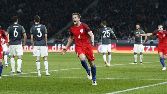 Football Soccer - Germany v England - International Friendly - Olympiastadion, Berlin, Germany - 26/3/16Eric Dier celebra con Jamie Vardy (izqu.) y Harry Kane (derch.) tras marcar del tercer gol de Inglaterra