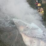 Efectivos de Bomberos de la Generalitat trabajan junto a los restos de la avioneta siniestrada