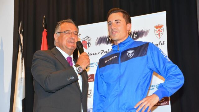 Roberto Gómez, conductor de la gala, y Yelos, capitán del primer equipo.