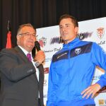 Roberto Gómez, conductor de la gala, y Yelos, capitán del primer equipo.