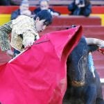 Jiménez Fortes da un muletazo con la mano derecha al tercero