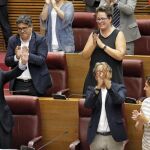 El presidente de la Generalitat, el socialista Ximo Puig, recibe el aplauso de los diputados de su grupo en Les Corts