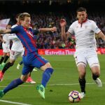 El jugador del FC Barcelona Ivan Rakitic y el del Sevilla FC, Clement Lenglet