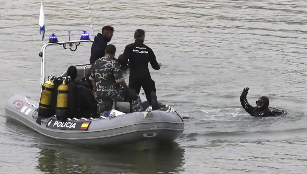 Buzos del Grupo Especial de Operaciones (GEO) de la Policía Nacional, durante una operación de búsqueda de un cadáver