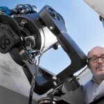 Ramón Naves, junto al telescopio que tiene instalado en su tejado