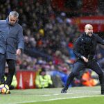 Mourinho controla el balón mientras Pep Guardiola da indicaciones