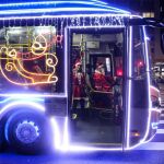 Un conductor vestido de Papá Noel conduce un autobús de la alcaldía de Sao Paulo decorado con luces de Navidad el pasado lunes