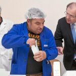 El presidente Herrera durante una visita al Centro de Especial de Empleo de Aspanias en Quintanadueñas (Burgos)