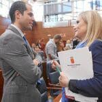 La presidenta de la Comunidad de Madrid, Cristina Cifuentes, y el portavoz de Ciudadanos, Ignacio Aguado