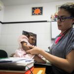 La doctora Danielle Cavalcanti trabaja en dos maternidades de Recife , donde atiende a bebés con microcefalia como el de la fotografía