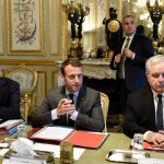 El presidente francés,Emmanuel Macron (C), junto a su secretario general en el Elíseo Alexis Kohler y el almirante Bernard Rogel en el Consejo de Defensaas