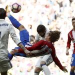 El delantero francés del Atlético de Madrid, Antoine Griezmann intenta un remate de chihlena