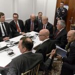 «SITUATION ROOM». Donald Trump presidió el gabinete de crisis que siguió el ataque a la base militar Siria como hiciera Obama con Bin Laden