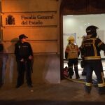 Los bomberos en la sede la Fiscalía