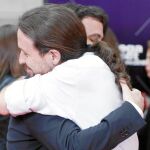 Garzón e Iglesias se abrazan ayer en Madrid en el acto del 40 aniversario de «El País»