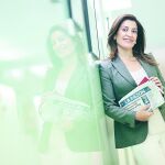 A Samboal le gusta echar un vistazo a las primeras ediciones de la prensa escrita a las doce de la noche, a veces hasta muy tarde, mientras que por la mañana desayuna leyendo los digitales. Asegura que suele leer todos los periódicos, entre ellos LA RAZÓN, del que destaca las secciones de Nacional y Opinión. Aunque prefiere el papel para poder subrayar y recortar, admite que cada vez usa más el formato electrónico.