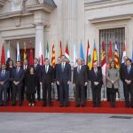 El Rey Felipe VI en la fotografía de familia de los asistentes a la VI Conferencia de Presidentes