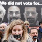 «Detened el silencio». Seguidores de una nueva campaña contra el Brexit se congregaron ayer frente al Parlamento británico