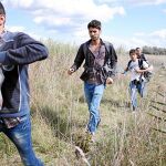 Los jóvenes Ahmed, Hamsa y Rakan corren tras dejar Kanjiza y cruzar la frontera. Si la Policía húngara los descubre, su viaje se parará en seco