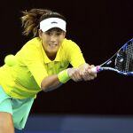 Garbiñe Muguruza devuelve una bola a la estadounidense Samantha Crawford