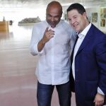 El presidente de Castilla-La Mancha, Emiliano García-Page (d), y el secretario regional de Podemos, José García Molina (i)