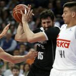 El pivot del Real Madrid Willy Hernangómez (d) defiende al alero del Dominion Bilbao Alex Mumbrú