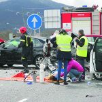 Una persona es atendida por los servicios médicos en el tramo de la A-66 donde se produjo la colisióon múltiple, ayer en la sierra de Béjar