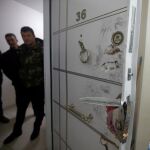 La puerta del piso en el que fue detenido el autor de la masacre de Estambul en Nochevieja forzada por las fuerzas de seguridad