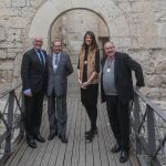 Sobre estas líneas, el presidente de la Diputación de Valladolid posa con los nuevos Alcaides del Museo del Vino, José Luis Sanz Busto, Ruth Beitia y José Luis Bonet, junto a la torre del homenaje del castillo de Peñafiel.