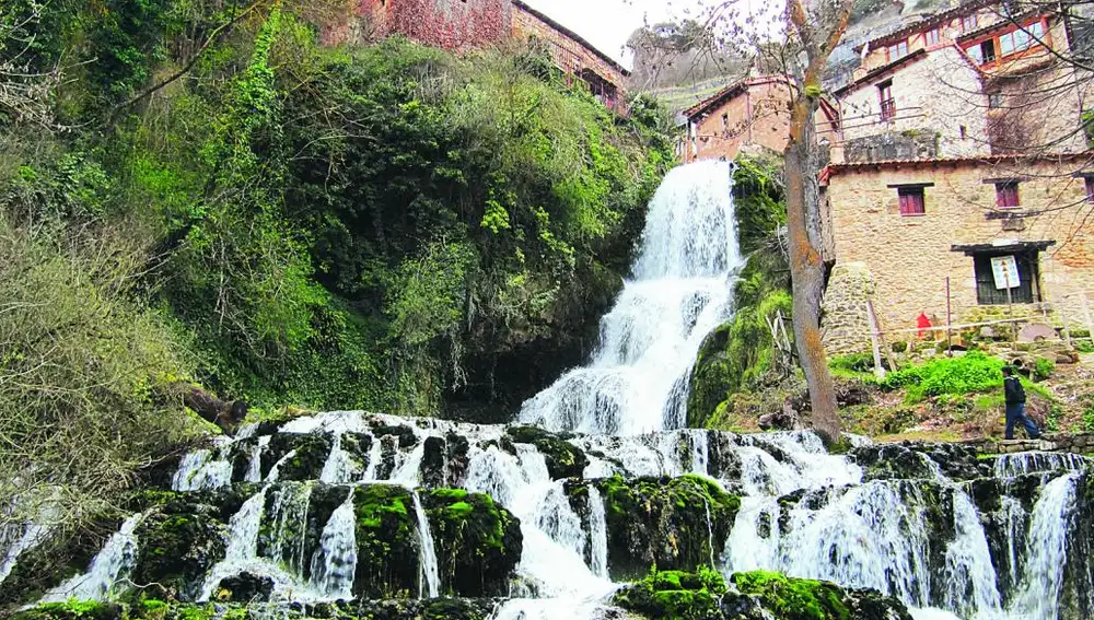 Cascada de Orbaneja del Castillo, una de las localidades integradas en el nuevo geoparque de Las Loras