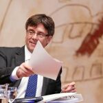 El presidente de la Generalitat, Carles Puigdemont, ayer con la notificación del TC en la mano