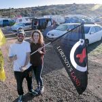 Un seguidor de Valentino y una «espartana» fan de Lorenzo posan en los alrededores del circuito de Cheste