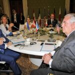 (De i a d, en sentido de las agujas del reloj) Jean-Marc Ayrault, Federica Mogherini; la ministra canadiense de Exteriores, Chrystia Freeland, el ministro nipón de Exteriores, Fumio Kishida: y Rex Tillerson, asisten a la reunión de ministros de Exteriores del G7 en el Palacio Ducale en Lucca (Italia)