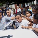 La Policía cubana detienen a una mujer miembro de las «Damas de Blanco».