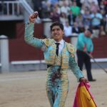 Luis David Adame pasea la oreja que cortó el pasado lunes en Las Ventas