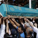 Familiares portan a hombros el féretros de uno de los cuatro miembros de la misma familia que murieron en el atentado suicida en el aeropuerto de Atatürk