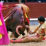 Morenito de Aranda evitó, en el suelo y de milagro, que el pitón del de Montealto entrase en su muslo derecho