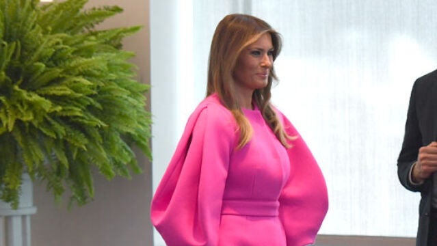 Melania lució un abrigo-vestido de color fucsia casi flúor del diseñador español