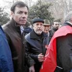 EL PSOE, EN LA CALLE con el secretario general de los socialistas madrileños, Tomás Gómez, en primera línea de la manifestación que concluyó en la Puerta del Sol con la lectura de un manifiesto en contra de los recortes públicos