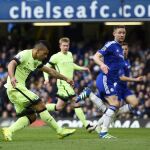 El jugador del Manchester City, Sergio Aguero, marcando el segundo gol