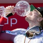 Kilde besa el ansiado trofeo, el Globo de Cristal de supergigante