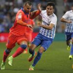 El delantero de Las Palmas, Jesé Rodríguez (i), lucha por el balón ante el defensa del Málaga