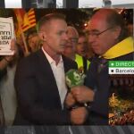 Hilario Pino en el momento en el que un manifestante independentista le arrebata el micro
