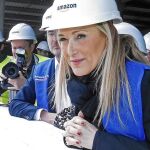 Cifuentes, en su visita al que será el nuevo centro logístico de Amazon en Madrid
